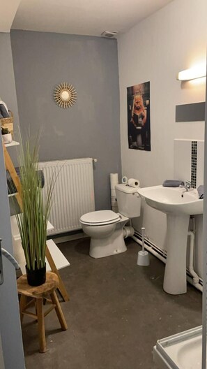 Toalhas de banho, papel higiênico