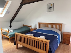 Cuna de viaje, ropa de cama y acceso para silla de ruedas