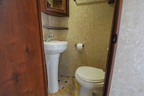 Ducha, toallas, jabón y papel higiénico