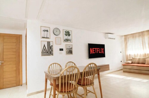 Dar Yanis -(2-4 Guests) -Beach on foot - A/C - Terrace - Parking - 2 Netflix TVs