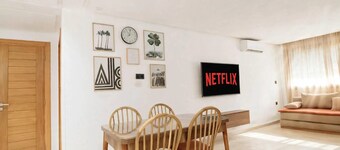 Dar Yanis -(2-4 Guests) -Beach on foot - A/C - Terrace - Parking - 2 Netflix TVs