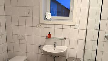 Een douche, handdoeken