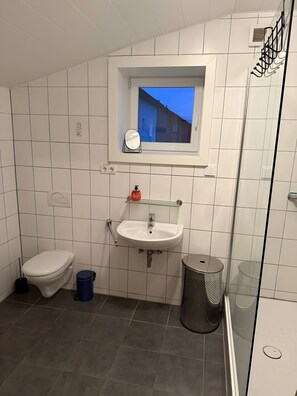 Bathroom - Apartment 'Monteurwohnung Gross' with Shared Terrace and Wi-Fi (Runkel)