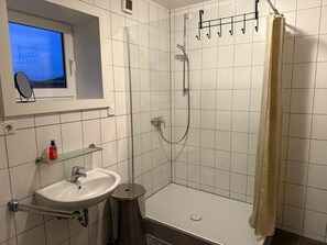 Douche, serviettes fournies