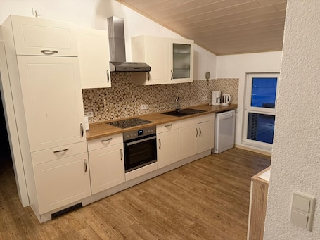 Fridge, oven, stovetop, dishwasher. Apartment 'Monteurwohnung Gross' with Shared Terrace and Wi-Fi