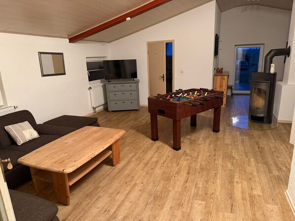 Living area - Apartment 'Monteurwohnung Gross' with Shared Terrace and Wi-Fi (Runkel)