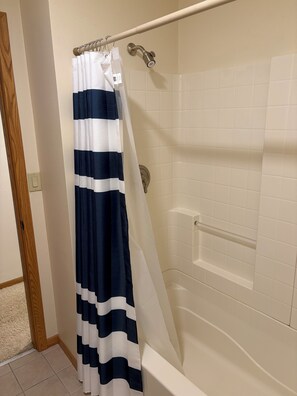 Bathroom - 3-bedroom house in walking distance to EAA with cool AC and Bar (Oshkosh)