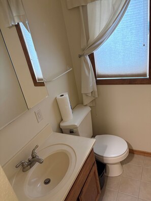 Haartrockner, Handtücher, Seife, Toilettenpapier