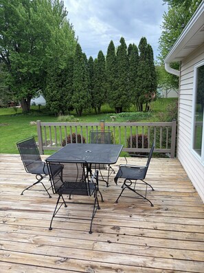 Outdoor dining - 3-bedroom house in walking distance to EAA with cool AC and Bar (Oshkosh)