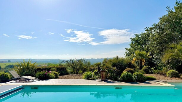 Ein Schwimmbecken mit Blick auf die Landschaft.