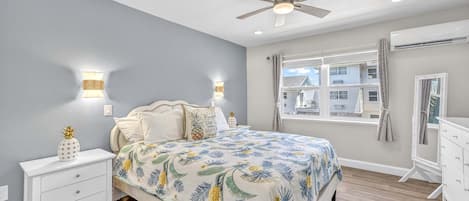 1 chambre, fer et planche à repasser, lit de bébé portatif