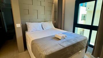 Apartamento superluxo | Cortinas blackout, ferros/tábuas de passar roupa, Wi-Fi de cortesia