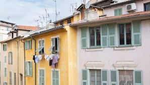 Une rangée de bâtiments colorés, dotés de nombreuses fenêtres et de balcons.