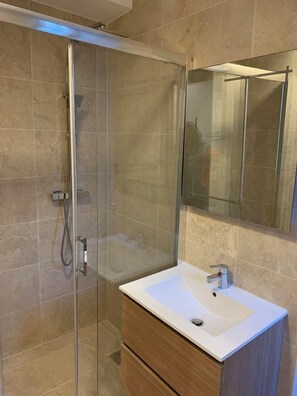 Shower, hair dryer, towels - Massena: Hyper Centre Studio 2p (Nice)