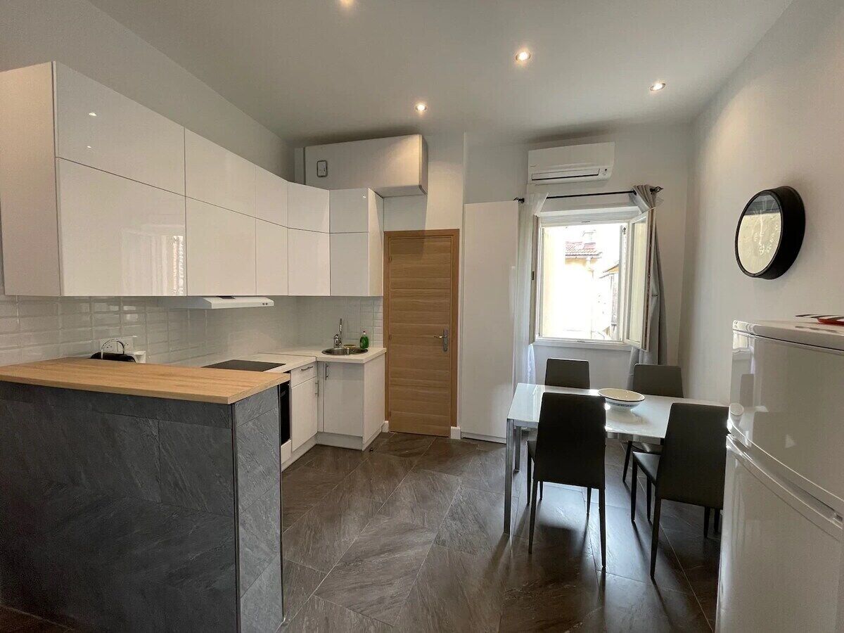 Fridge, microwave, oven, coffee/tea maker