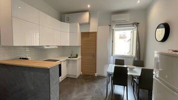 Fridge, microwave, oven, coffee/tea maker