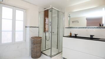 Dusche, Haartrockner, Handtücher