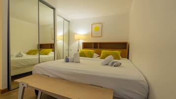 2 bedrooms, internet, bed sheets