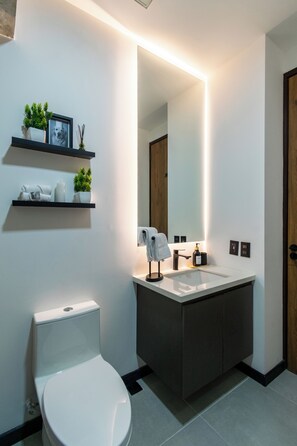 Hair dryer, towels, soap, toilet paper - 11th-floor Modern City Loft | Zona Rosa San Benito (San Salvador)