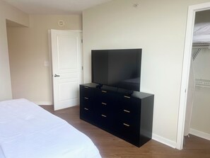 2 slaapkamers, een strijkplank/strijkijzer, internet, beddengoed