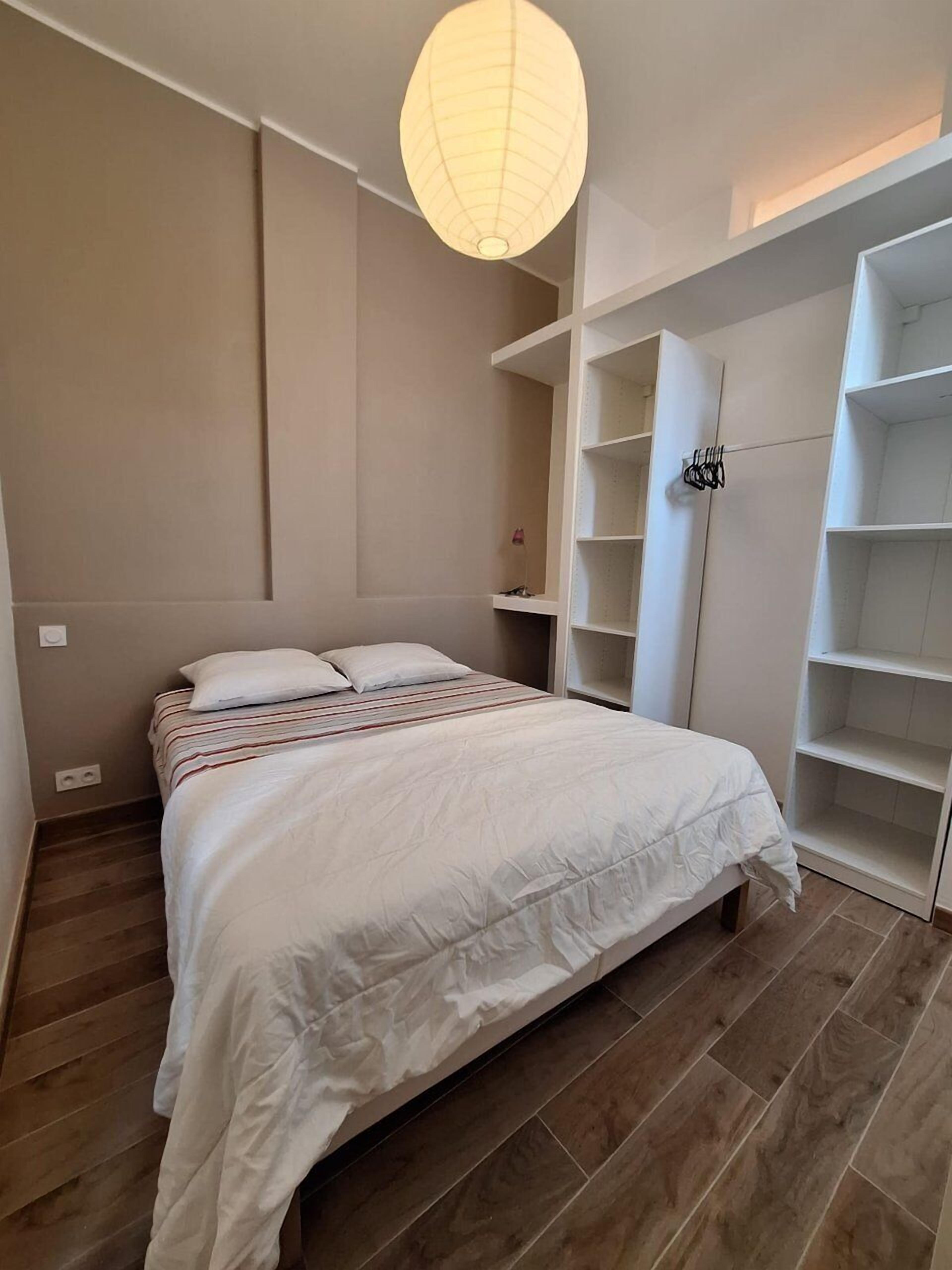 1 bedroom, bed sheets