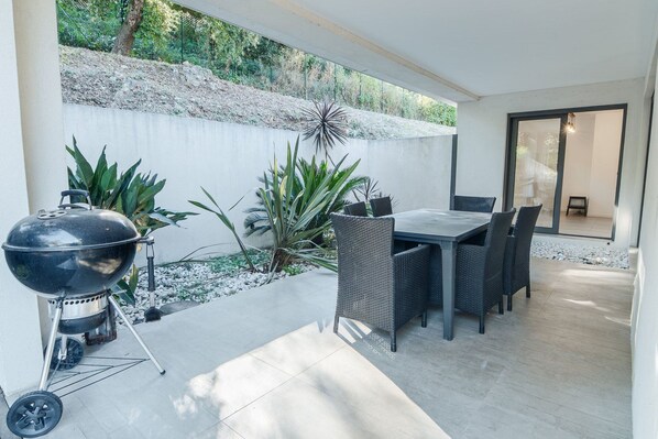 Outdoor dining - Superbe villa 3 chambres – Piscine  & 2 pièces (Biot)