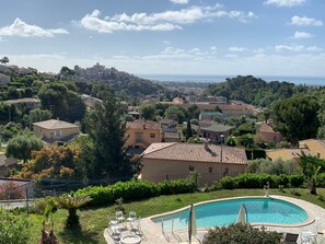 A residential area with a swimming pool, houses, and a view of the sea. - Superbe villa et piscine - 3 appartements (Cagnes-sur-Mer)