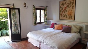 A bedroom with a bed, a window with curtains, a door, and a wall-mounted artwork. - Authentic & Atypical house - Vence (Vence)