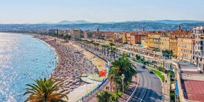 Un paisaje urbano costero con playa, edificios y cielo despejado.