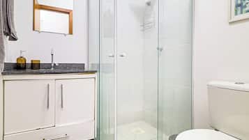 Apartamento básico | Banheiro | Chuveiro, toalhas de banho, papel higiênico