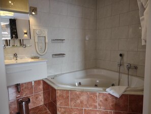 Deluxe suite, sauna, uitzicht op tuin | Badkamer
