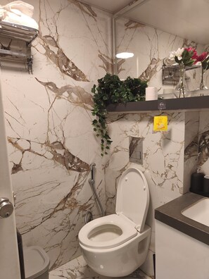 Haartrockner, Handtücher, Seife, Toilettenpapier