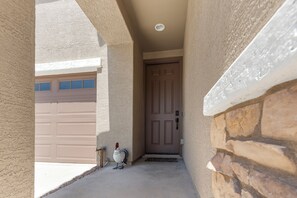 Exterior detail - Queen Creek • Family Fun • BBQ • Pool (Queen Creek)