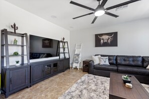 Living area - Queen Creek • Family Fun • BBQ • Pool (Queen Creek)