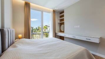 Tabla de planchar con plancha, wifi y ropa de cama