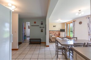 Eine geräumige Küche mit Essbereich, einer Sitzbank und Blick ins Freie.