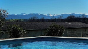 A swimming pool with a view of snow-capped mountains. - Villa with Pyrenees view near Foix (Cassagne)