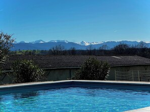 A swimming pool with a view of snow-capped mountains. - Villa with Pyrenees view near Foix (Cassagne)