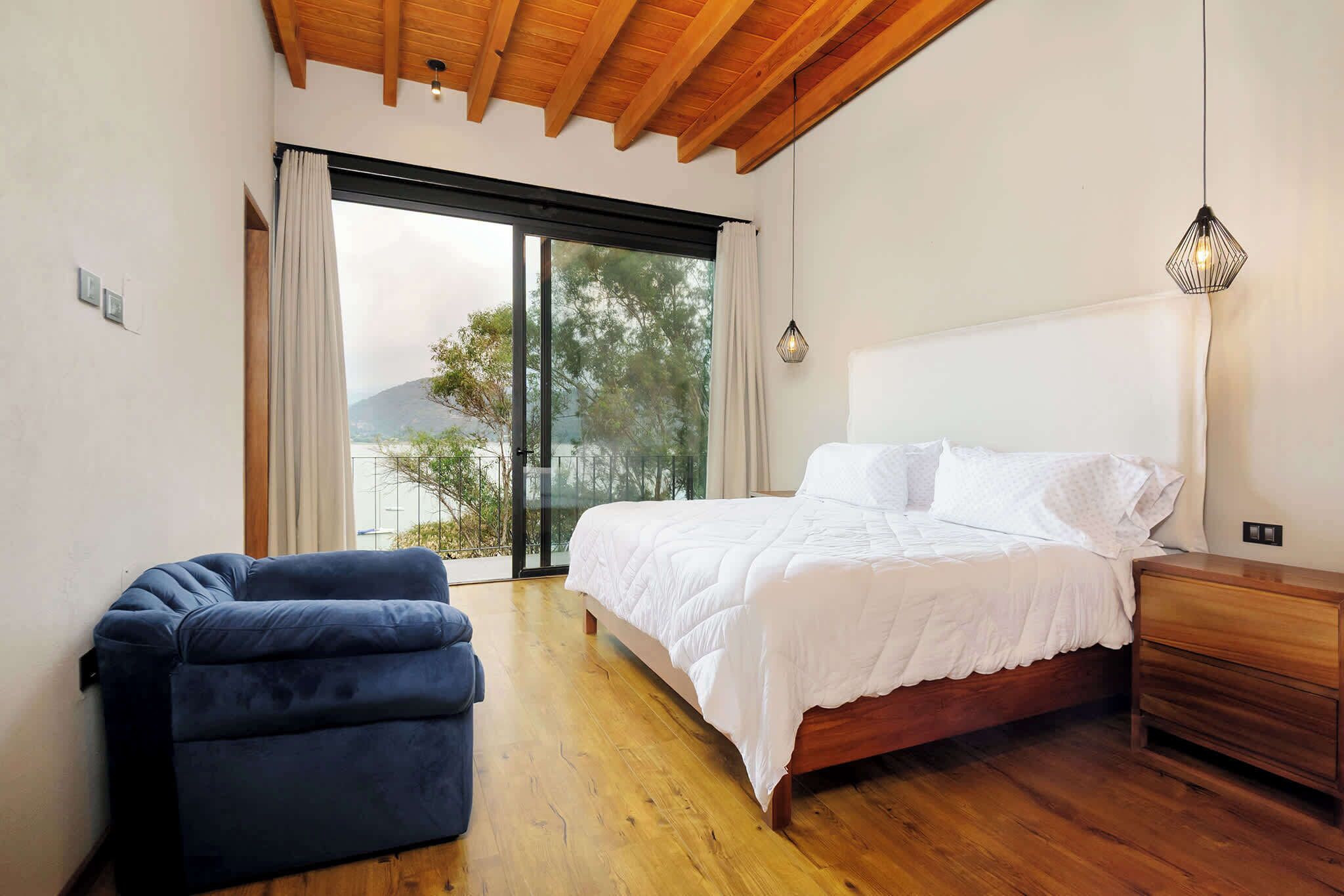 6 bedrooms, desk, iron/ironing board, WiFi