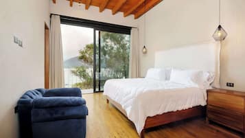 6 bedrooms, desk, iron/ironing board, WiFi