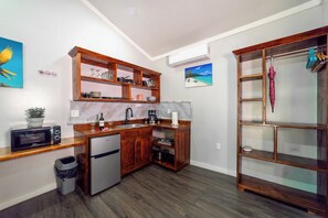 Private kitchen - S1 Sea Lion - Peaceful Beachfront Studio with AC and Full Kitchenette (Roatan)