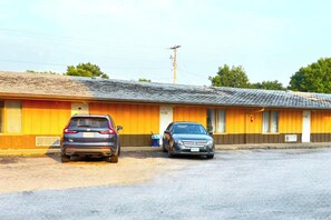 Free self-parking - Midtown Motel Burlington Near Hwy 34 (Burlington)