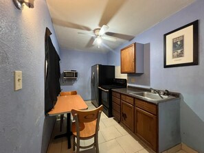 Room, 1 King Bed, Smoking, Kitchenette | Private kitchenette | Mini-fridge, microwave - Florida Garden Motel Winter Haven Near Legoland (Winter Haven)
