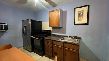 Room, 1 King Bed, Smoking, Kitchenette | Private kitchenette | Mini-fridge, microwave