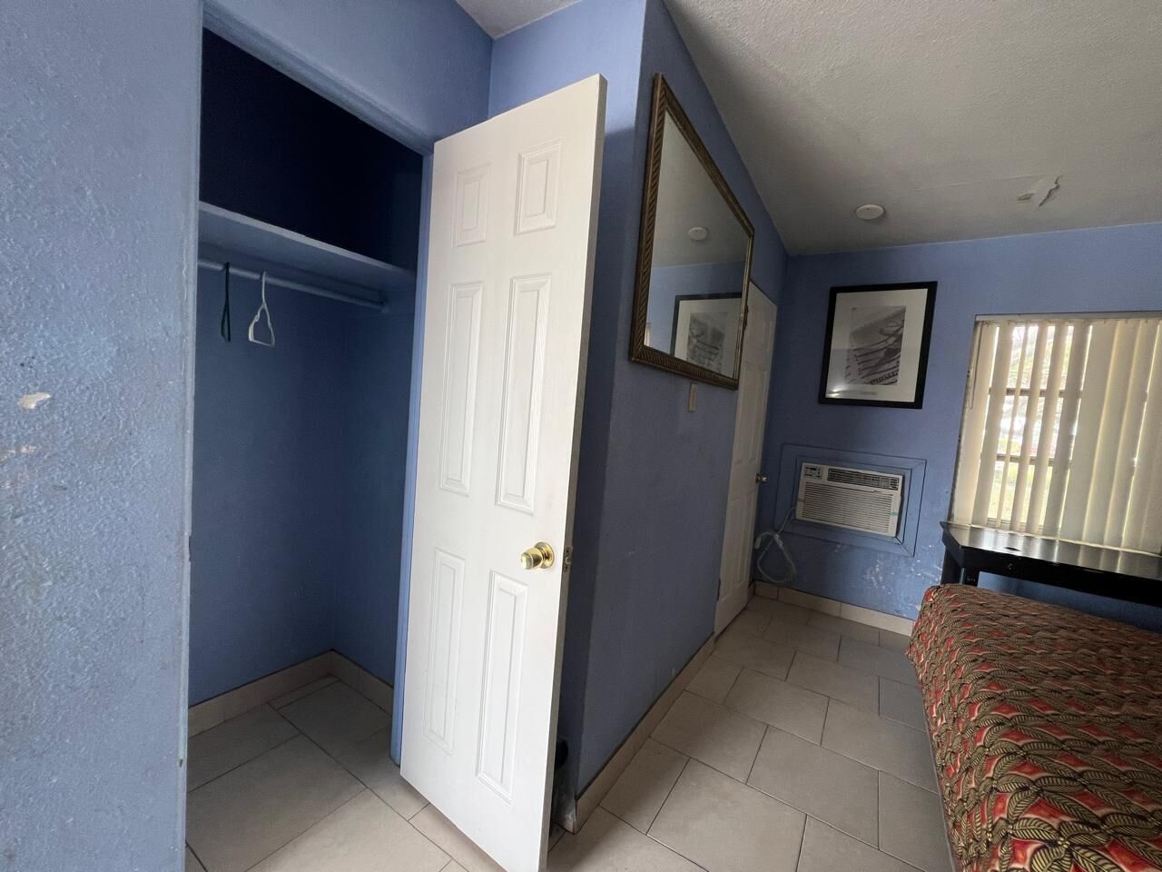 Chambre, 1 très grand lit, fumeur, cuisinette | Bureau, fer et planche à repasser, accès au Wi-Fi (inclus)