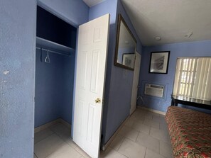 Habitación, 1 cama King size, para fumadores, cocineta | Escritorio, tabla de planchar con plancha y wifi gratis 