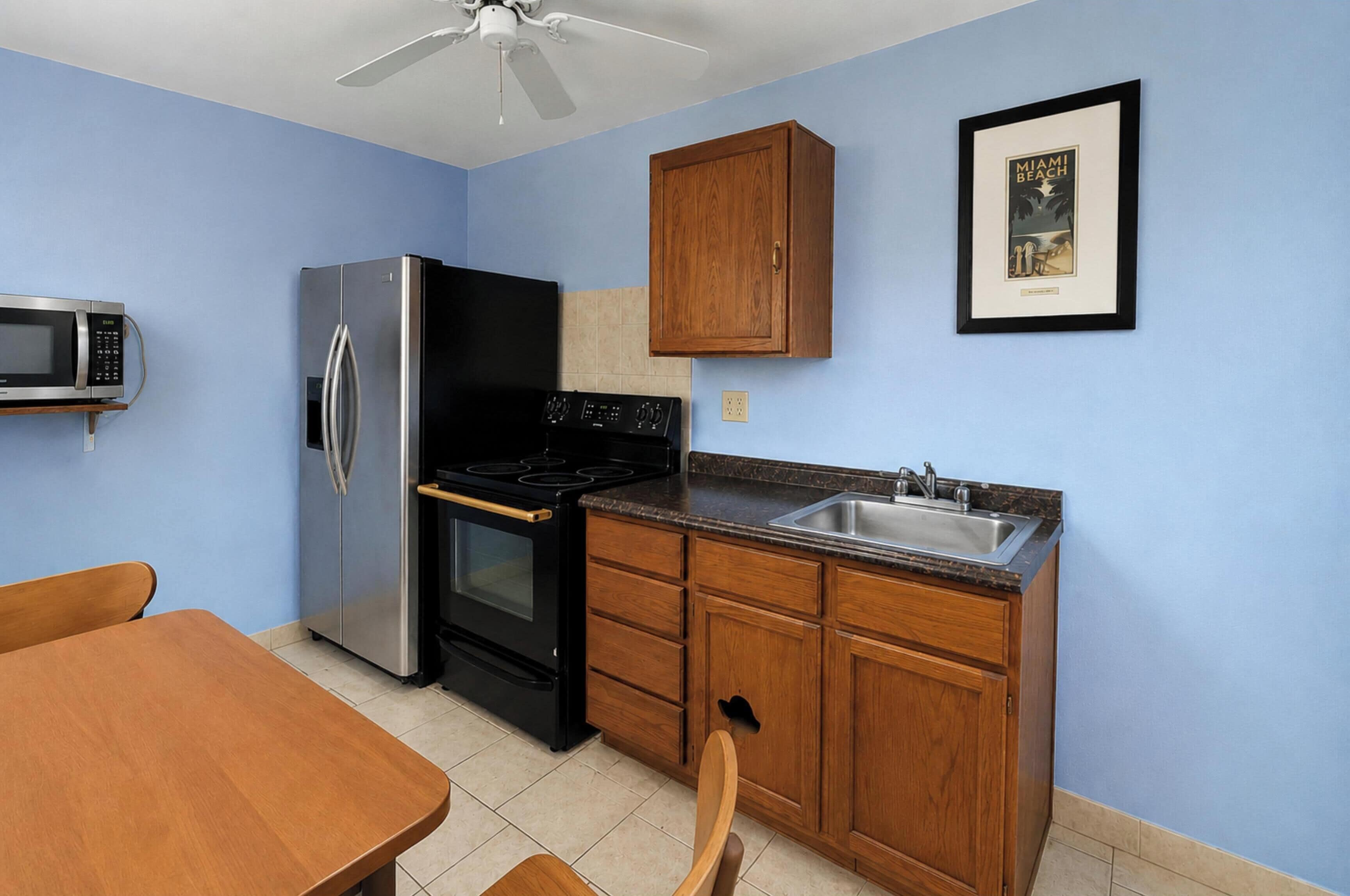 Room, 1 King Bed, Smoking, Kitchenette | Private kitchenette | Mini-fridge, microwave