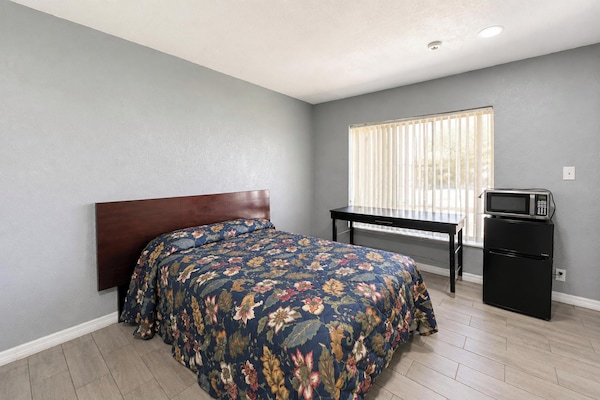Desk, iron/ironing board (on request), WiFi (free), bed sheets
