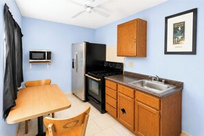 Room, 1 King Bed, Smoking, Kitchenette | Private kitchenette