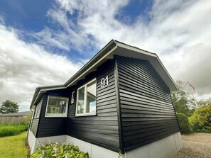 A house with the number 91, a sloped roof, and a window. - Modern house at Sønderballe with private beach (Haderslev)